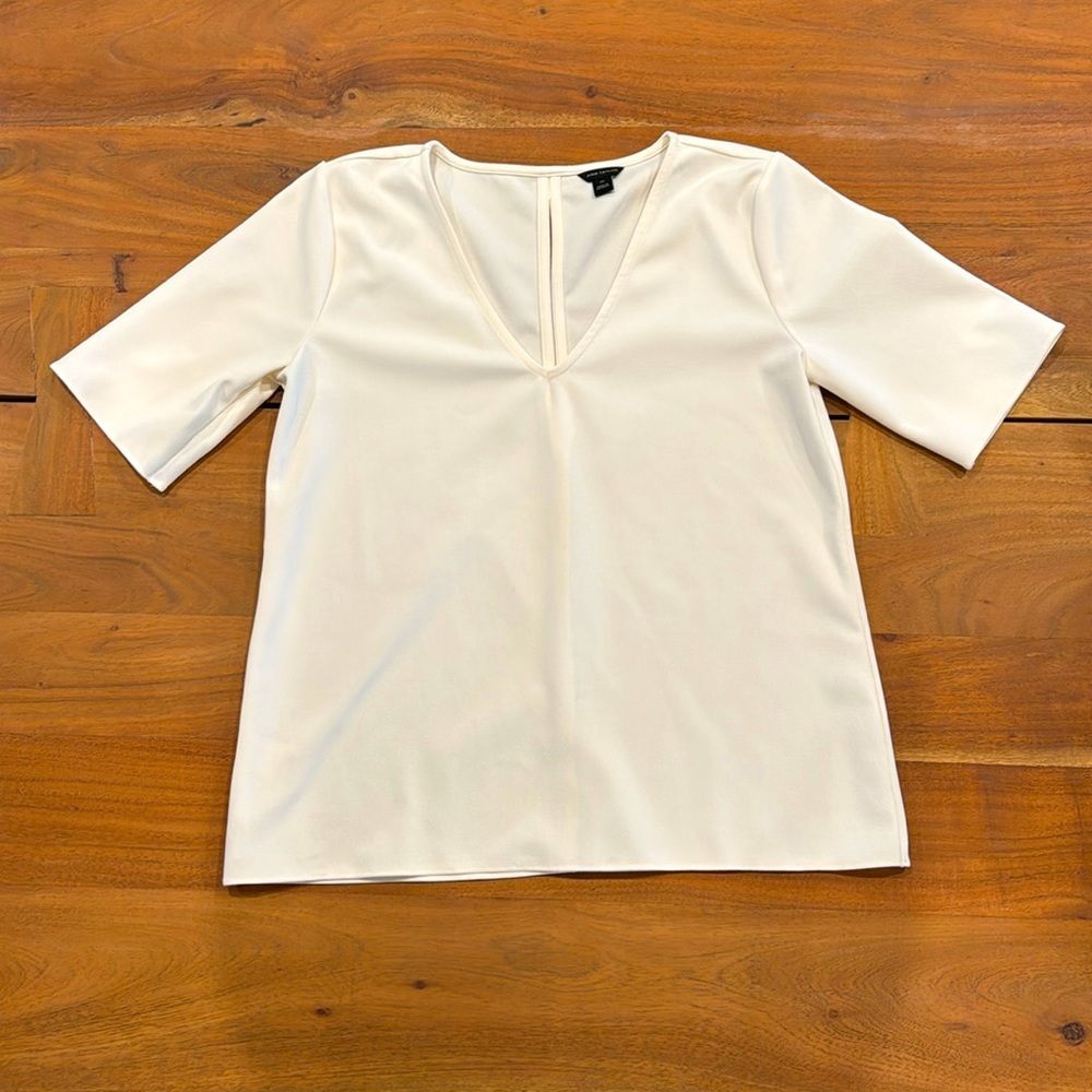Ann Taylor Women’s Dress Blouse in Cream. Size XS.